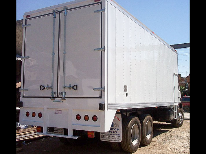 Carrocería Refrigerada: caja aislada piso acanaldo e interior galvanizado 