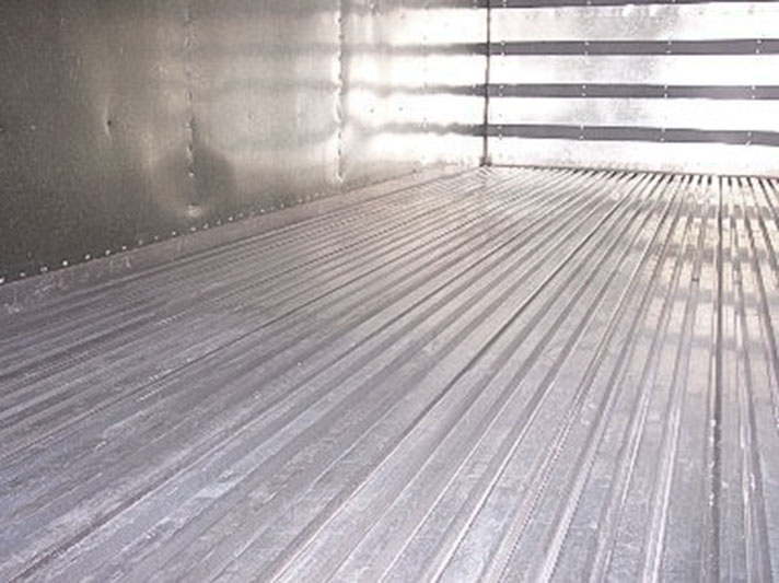 Carrocería Refrigerada: caja aislada piso acanaldo e interior galvanizado 