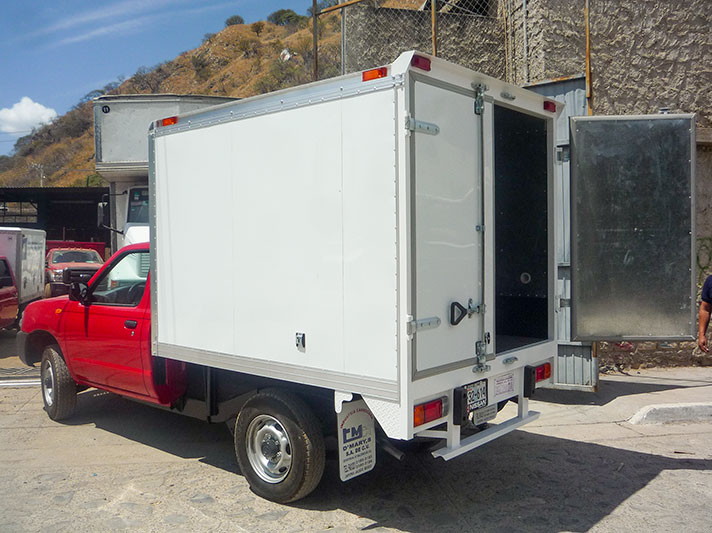 Carrocería Refrigerada: caja aislada piso lámina antiderrapante y lámina galvanizada