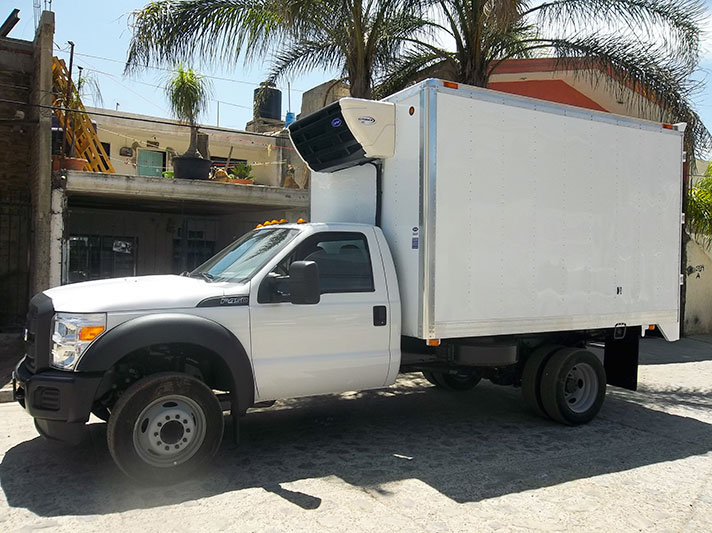 Carrocería Refrigerada: caja aislada con equipo, piso acanalado e interior panel linner