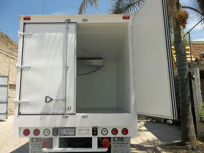 Carrocería Refrigerada: caja aislada con equipo, piso acanalado e interior panel linner