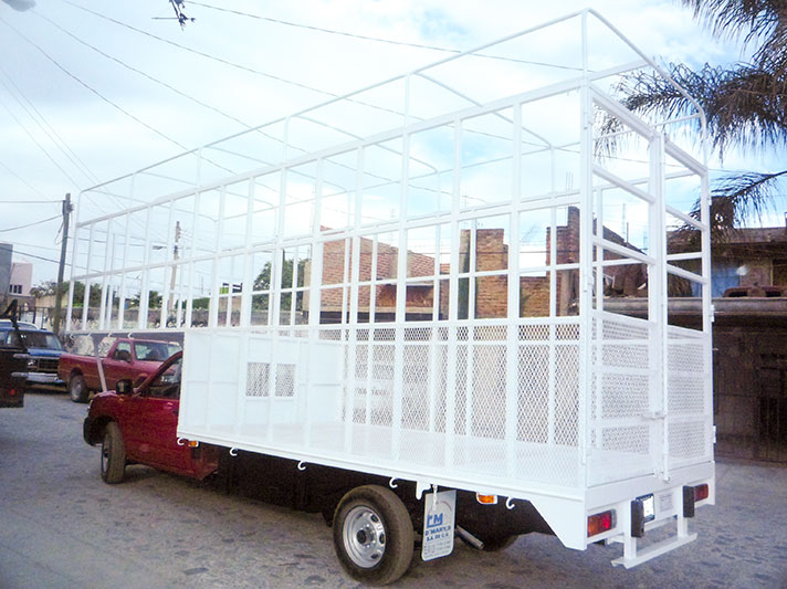 Carrocería con estructura a la defensa con forro de metal desplegado con arcos