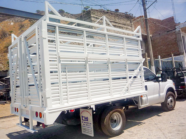 Carrocería frutera clareada en duela con estructura