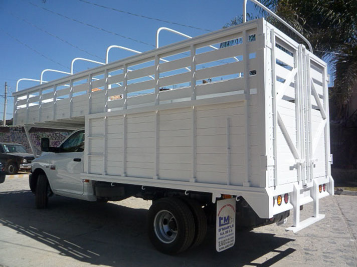 Carrocería Mudancera 3 Ton, Cach a la defensa