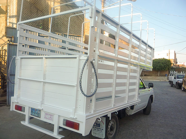 Carrocería Mueblera clareada puerta tipo rampa cerrada